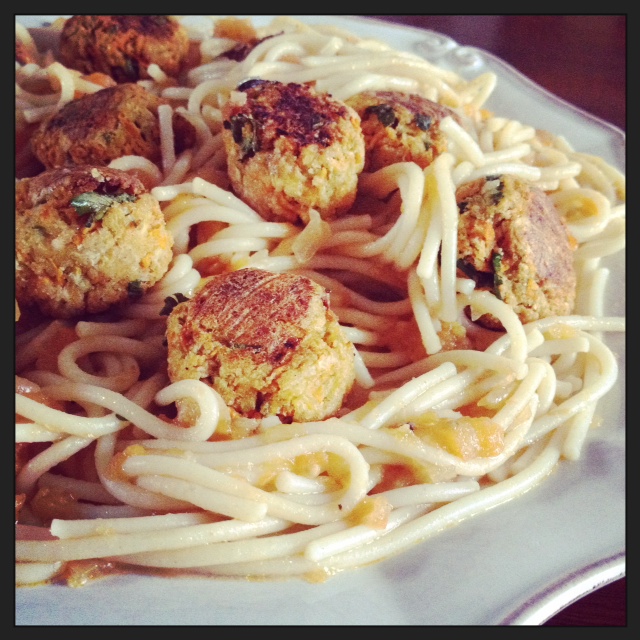 Spaghetti de kamut com almondegas de vegetais